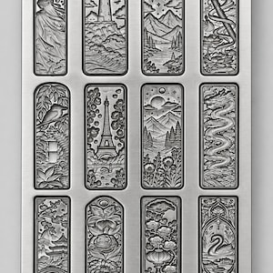 Könnte beinhalten: Eine rechteckige Metallplatte mit zwölf vertikalen, vertieften Feldern, die jeweils eine eigene geprägte Illustration enthalten. Die Motive zeigen einen Leuchtturm, den Eiffelturm, einen Drachen, Berge, Blumen, eine Pagode und einen Schwan mit der Zahl 2.