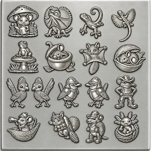 Puede incluir: Una placa metálica cuadrada de color plateado con dieciséis diseños en relieve de varios animales, incluyendo ratones, lagartos, pájaros, una rana y un ajolote, representados en diversas actividades como leer, usar sombreros y sentarse en objetos naturales.
