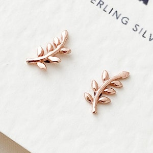 Rose Gold Blume Ohrstecker, Kleine Rose Gold Ohrstecker, Winzige Rose Gold Zierliche Ohrringe, Minimalistische Ohrringe, Rose Gold Ohrringe