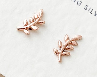 Rose Gold Flower Stud Earrings , Small Rose Gold Stud Earrings , Tiny Rose Gold Dainty Earrings , Minimalist Earrings , Rose Gold Earrings