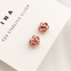 Pendientes de oro rosa con forma de flor, Pendientes pequeños de oro rosa, Pendientes delicados de oro rosa, Pendientes minimalistas, Pendientes de oro rosa