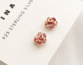 Boucles d’oreilles à clous de fleur en or rose , Petites boucles d’oreilles en or rose , Boucles d’oreilles délicates en or rose minuscules , Boucles d’oreilles minimalistes , Boucles d’oreilles en or rose