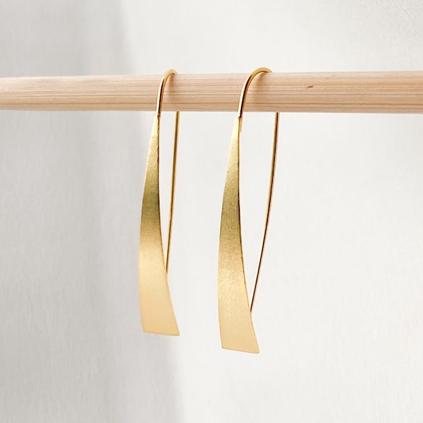Orecchini placcati in oro 14k, orecchini pendenti in oro, orecchini a forma di fiore in oro, orecchini in oro spazzolato, gioielli in oro, regali per lei, minimalisti