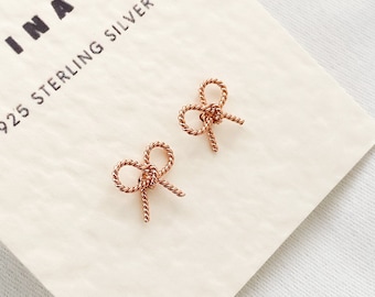 Rose Gold Schleife Ohrstecker , Kleine Rose Gold Ohrstecker , Kleine Rose Gold Zierliche Ohrringe , Minimalistische Ohrringe , Rose Gold Ohrringe