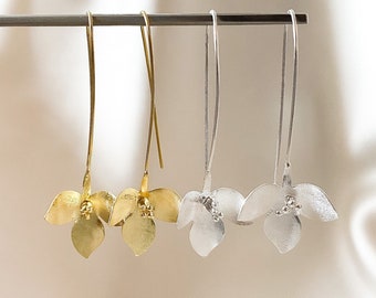 Pendientes de oro de 14k, pendientes colgantes de oro, pendientes de flores de oro, pendientes de oro cepillado joyas de oro, regalos para ella, pendientes minimalistas