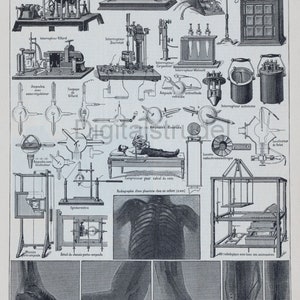 Könnte beinhalten: Eine Vintage-Illustration verschiedener medizinischer Geräte, die für die Röntgenbildgebung verwendet werden, darunter eine statische Maschine, eine transportable Röntgenmaschine, eine Röntgenröhre, eine Röntgenfilmkassette und eine Vielzahl anderer Geräte. Die Illustration enthält auch mehrere Röntgenbilder von Knochen, darunter ein normaler Fuß, ein gebrochener Oberarmknochen, ein doppelter Bruch des Schienbeins und Wadenbeins sowie ein Bruch des Ellenbogens.