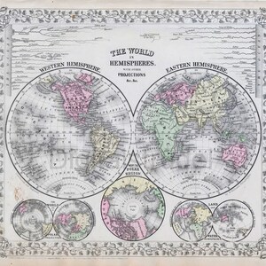 Op de afbeelding: Een vintage wereldkaart-illustratie met een decoratieve rand. De kaart is verdeeld in twee hemisferen, West en Oost, met een aparte kaart van de Noordpoolregio. De kaart is gedrukt in zwart-wit met gekleurde accenten voor landmassa's en oceanen.