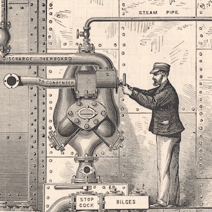 Puede incluir: Una ilustración en blanco y negro de una máquina de vapor con un hombre operando una válvula. La máquina tiene una tubería grande etiquetada como "STEAM PIPE" y una tubería más pequeña etiquetada como "TO-CONDENSER". El hombre lleva un sombrero y una chaqueta. El texto "DISCHARGE OVERBOARD" es visible sobre la máquina. El texto "STOP COCK" y "BILCES" es visible debajo de la máquina.