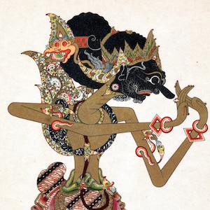 Op de afbeelding: Gedetailleerde illustratie van een Wayang Kulit-pop, een traditionele Javaanse schaduwpop. De pop heeft een zwart gezicht, een uitgebreide hoofdtooi en sierlijke kleding met rode, gouden en groene accenten. De armen van de pop zijn uitgestrekt, tegen een witte achtergrond.