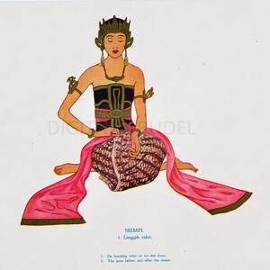 Op de afbeelding: Een vrouw in een traditioneel Balinees kostuum, met een zwart en gouden top, een sarong met patroon en een roze sjaal. Ze zit met gekruiste benen en haar handen in haar schoot. De afbeelding is getiteld "Srimpi" en bevat de tekst "1. Linggih rakit." en "1. De houding voor en na den dans, 1. The pose before and after the dance."