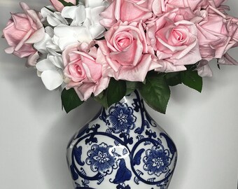 Composizione floreale di rose rosa e ortensie "real touch" in vaso.