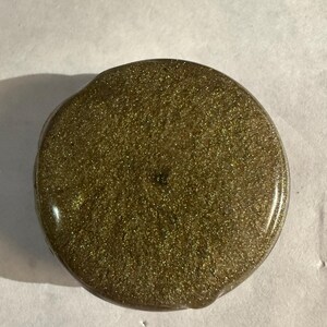 Grönt, glittrigt runt telefonstativ i Popsocket-stil