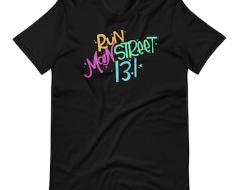 Könnte beinhalten: Schwarzes T-Shirt mit einem bunten Grafikdesign, auf dem "Run Main Street 13.1" mit Sternen um den Text steht.