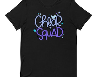 Może przedstawiać: Czarny T-shirt z purpurowo-niebieskim wzorem, na którym widnieje napis "Cheer Squad" z ikoną głowy Myszki Miki i gwiazdami.