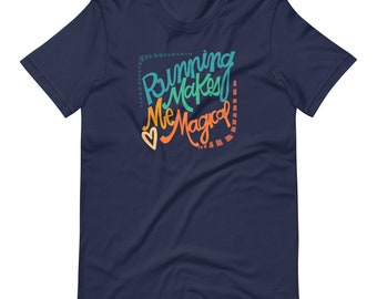 Może przedstawiać: Koszulka w kolorze granatowym z kolorową grafiką, na której widnieje napis "Running Makes Me Magical" z symbolem serca.