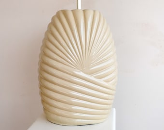 Vintage Ceramic Art Deco Shell Table Lamp, Ribbed Table Lamp, Mid Century Cream lamp, art deco style wave lamp, night stand 80s lamp light