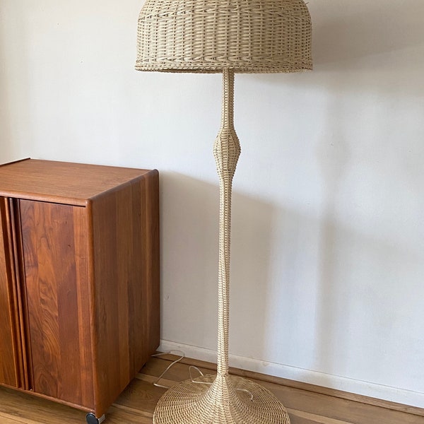 Vintage Wicker lamp, cream floor wicker with shade, rattan lamp, boho lamp, mid century lamp