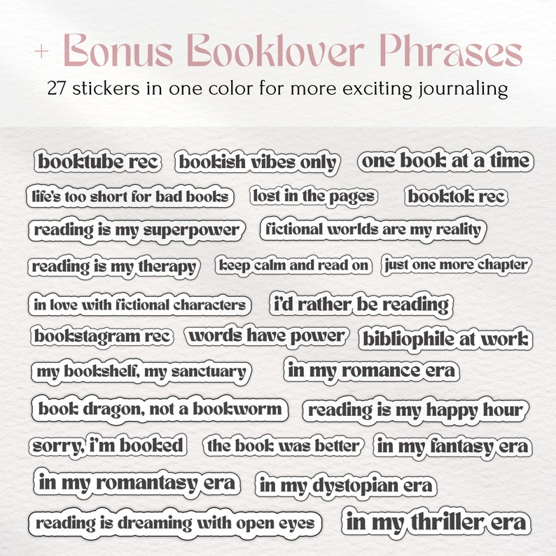 Pu&ograve; includere: Un set di 27 adesivi in bianco e nero con frasi a tema libro. Gli adesivi sono progettati per assomigliare a note scritte a mano su un post-it. Alcune delle frasi includono "booktube rec", "bookish vibes only", "one book at a time", "reading is my superpower", "fictional worlds are my reality", "reading is my therapy", "keep calm and read on", "just one more chapter", "in love with fictional characters", "i'd rather be reading", "bookstagram rec", "words have power", "bibliophile at work", "my bookshelf, my sanctuary", "in my romance era", "book dragon, not a bookworm", "reading is my happy hour", "sorry, i'm booked", "the book was better", "in my fantasy era", "in my romantasy era", "in my dystopian era", "reading is dreaming with open eyes", and "in my thriller era".