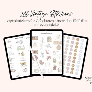 Op de afbeelding: Drie digitale tabletschermen die een verzameling van 285 vintage digitale stickers voor Goodnotes tonen. De stickers zijn in verschillende stijlen, waaronder motiverende citaten, hemelse ontwerpen en eenvoudige vormen. De tekst "NEST for your PLANS" is zichtbaar in de rechterbenedenhoek.