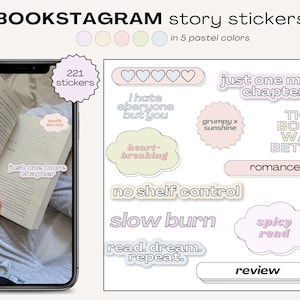 Puede incluir: Un conjunto de 221 pegatinas de color pastel para historias de Instagram, con frases sobre libros como "solo un cap&iacute;tulo m&aacute;s", "desgarrador", "sin control de estanter&iacute;a", "combusti&oacute;n lenta", "lectura picante", "el libro fue mejor", "romance", "rese&ntilde;a" y "gru&ntilde;&oacute;n x sol".
