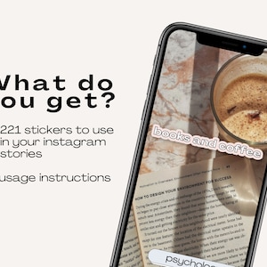 Puede incluir: Un tel&eacute;fono inteligente que muestra una foto de una taza de caf&eacute; y un libro con el texto "books and coffee" en la pantalla. El tel&eacute;fono est&aacute; sobre una superficie de m&aacute;rmol. El texto "HOW TO DESIGN YOUR ENVIRONMENT FOR SUCCESS" es visible en el libro.