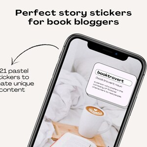 Puede incluir: La pantalla de un tel&eacute;fono inteligente muestra una pegatina rosa pastel y blanca con la palabra "booktrovert" definida como "una persona que prefiere la compa&ntilde;&iacute;a de personajes ficticios a la de personas reales".