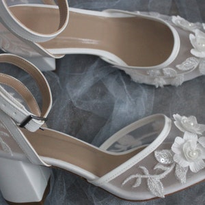Zapato de guipur con flores, zapato de perlas con flores, zapato de encaje con flores, zapato adornado con flores