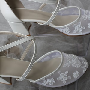 Chaussures à bout arrondi, Pour des pieds plus larges, Décoration guipure, Chaussures de mariage à brides croisées, Talon carré, Chaussures de mariée ivoire, Croix