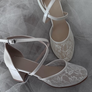 Rounded toe shoe , criss cross lace shoe , criss cross rounded toe , wide feet , wide shoe