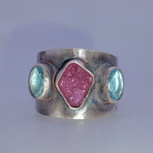 925 silver 10/17 graduated band width blue topaz & rough red Ruby ring size 12 sizeable