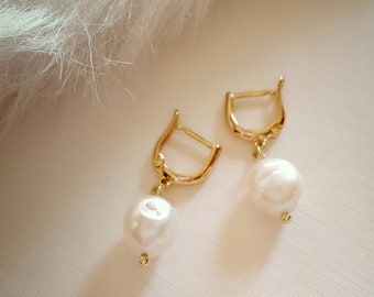 Pearl hoop earrings. Baroque pearl drop earrings. Vintage style earrings. 14k gold filled huggies. Bridal earrings. Wedding jewelery.