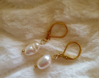 Baroque pearl drop earrings. Gold pearl earrings. Dainty drop pearl earrings. 14k gold plated pearl on leverbacks. Bridal earring.