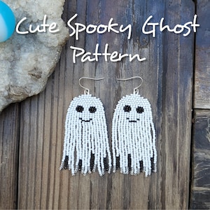 Puede incluir: Pendientes de fantasma de cuentas blancas con ojos negros y boca sonriente. Los pendientes están hechos a mano y tienen flecos en la parte inferior. La imagen también incluye el texto "Cute Spooky Ghost Pattern".
