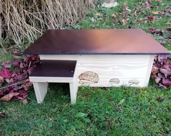 Hedgehog house Hedgehog feeding house (IG8) Glazed with labyrinth entrance and rat flap and removable roof opening for easier cleaning