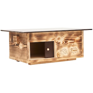 Peut inclure: Une maison en bois pour tortue avec une porte marron foncé et un toit marron clair. La maison a une finition en grain de bois naturel avec deux motifs de tortues gravés sur le devant. Conçu pour les petits animaux.