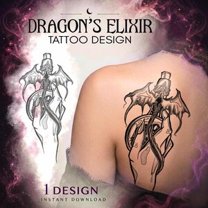 Peut inclure: Un motif de tatouage en noir et blanc représentant une bouteille d'élixir ailée de dragon tenue dans une main. Le texte "DRAGON'S ELIXIR TATTOO DESIGN" et "1 DESIGN INSTANT DOWNLOAD" est visible.