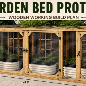 Op de afbeelding: Een houten doe-het-zelf tuinbedbeschermer met gaas zijkanten en deuren. De structuur is 7,3 meter lang, 2,4 meter hoog en 1,4 meter diep. De tekst "DIY GARDEN BED PROTECTOR" en "WOODEN WORKING BUILD PLAN" staan bovenaan.
