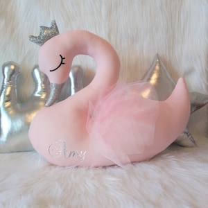 Décor de pépinière de cygne, cygne en peluche, idées de décoration de chambre d&#39;enfants, cygne princesse, coussin de cygne, décoration de chambre d&#39;enfant, cygne oreiller, mariages
