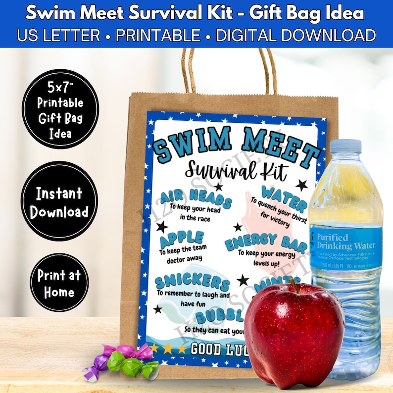K&ouml;nnte beinhalten: Eine braune Papiert&uuml;te mit einem bedruckten Schild in Blau und Wei&szlig;, auf dem "Swim Meet Survival Kit" steht, mit einer Liste von Gegenst&auml;nden und deren Verwendung. Die Gegenst&auml;nde umfassen Air Heads, Wasser, einen Apfel, einen Energieriegel, Snickers, Minzen und Kaugummi. Auf dem Tisch vor der Tasche liegen ein roter Apfel, eine Wasserflasche und ein paar S&uuml;&szlig;igkeiten.