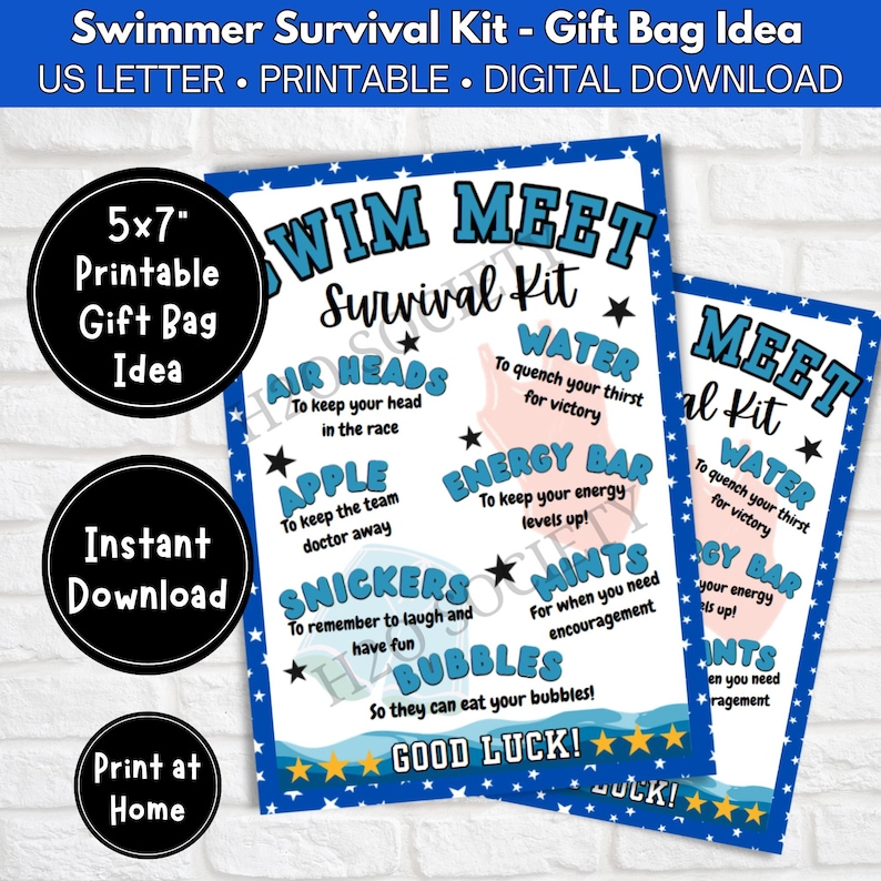 K&ouml;nnte beinhalten: Ein blaues und wei&szlig;es bedruckbares Schild mit dem Text "Swim Meet Survival Kit" und einer Liste von Gegenst&auml;nden, die in ein Schwimm-&Uuml;berlebenskit geh&ouml;ren. Die Gegenst&auml;nde umfassen Air Heads, Wasser, einen Apfel, einen Energieriegel, Snickers, Minzen und Blasen. Das Schild ist mit Sternen und einem Wellendesign verziert.