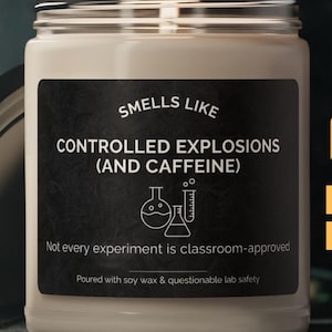 Peut inclure: Une bougie en pot de verre avec une étiquette noire indiquant "Smells Like Controlled Explosions (And Caffeine)". La bougie a une durée de combustion de 50-60 heures, 9 parfums et est fabriquée avec de la cire de soja de qualité supérieure.