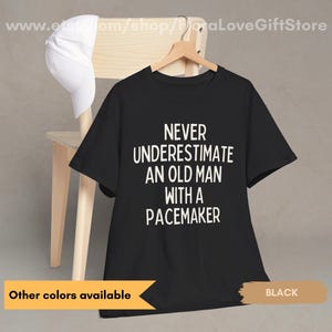 Regalo para sobrevivientes de ataques cardíacos, camisas para sobrevivientes de cirugías cardíacas, marcapasos presente, nunca subestimes a un anciano, divertido marcapasos presente para él.