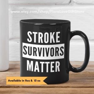 Peut inclure: Une tasse à café en céramique noire avec du texte blanc qui dit "Stroke Survivors Matter". La tasse est disponible en 11oz et 15oz.