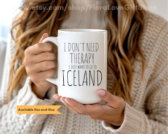 Könnte beinhalten: Weiße Keramik-Kaffeetasse mit schwarzem Text, der "Ich brauche keine Therapie, ich möchte einfach nur nach Island" lautet. Erhältlich in 11oz und 15oz.