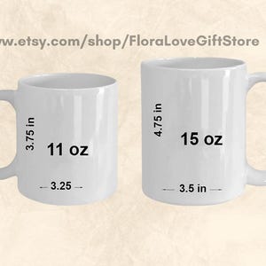 Op de afbeelding: Twee witte keramische mokken, een van 11 oz en een van 15 oz, met zwarte tekst die de grootte en het volume aangeeft. De kleinere mok is 3,75 inch hoog en 3,25 inch breed, terwijl de grotere mok 4,75 inch hoog en 3,5 inch breed is.