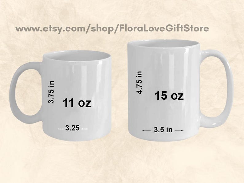 Op de afbeelding: Twee witte keramische mokken, een van 11 oz en een van 15 oz, met zwarte tekst die de grootte en het volume aangeeft. De kleinere mok is 3,75 inch hoog en 3,25 inch breed, terwijl de grotere mok 4,75 inch hoog en 3,5 inch breed is.