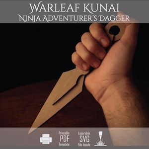 Può includere: Un pugnale kunai piatto di colore beige, ritagliato in legno o cartone. Il testo in alto recita WARLEAF KUNAI NINJA ADVENTURER'S DAGGER. Il testo in basso indica Printable PDF Template e Laserable SVG File Inside con icone.