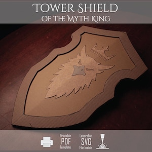 Op de afbeelding: Een beige kartonnen schild met een uitgesneden ontwerp van een gestileerde adelaarskop en een kroon. De tekst TOWER SHIELD OF THE MYTH KING staat bovenaan. Iconen onderaan duiden op Printable PDF Template en Laserable SVG File Inside.
