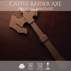 Op de afbeelding: Een bruine kartonnen handbijl met een dubbelbladige kop en een lange steel. De tekst CASTLE RAIDER AXE MEDIEVAL HANDAXE staat bovenaan. Iconen voor een printer, PDF, SVG en lasersnijder staan onderaan met de tekst Printable PDF Template Laserable SVG File Inside.