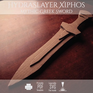 Könnte beinhalten: Ein braunes Pappschwert vom Typ Xiphos mit spitzer Klinge, Parierstange und rundem Knauf. Der Text HYDRASLAYER XIPHOS MYTHIC GREEK SWORD steht oben, während unten Printable PDF, Laserable SVG File Inside zu lesen ist.